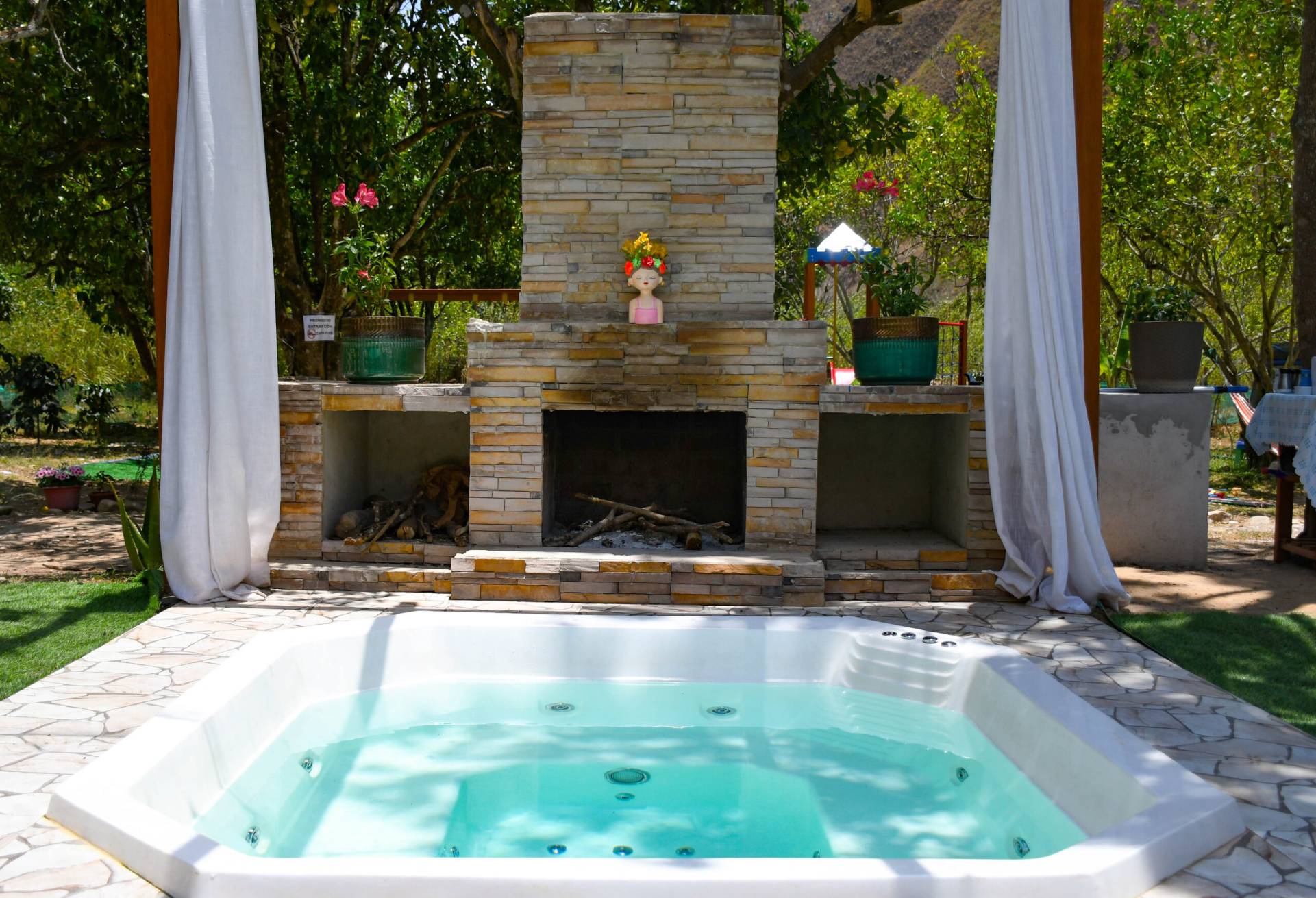 Jacuzzi privado al aire libre Jacuzzi privado al aire libre en jardín con chimenea, Zoila's Suite Escape
