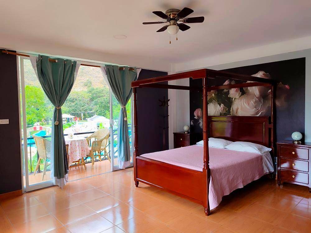 Habitación Queen Habitación Queen con cama con dosel y balcón privado con vista a la piscina, Zoila's Suite Escape