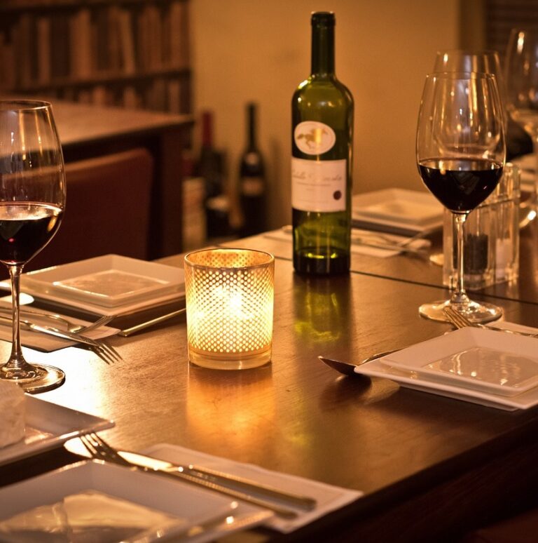 Mesa con vino en Zoila's Suite Escape